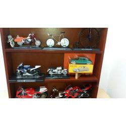 Modellini moto e bici e auto in vetrina di legno