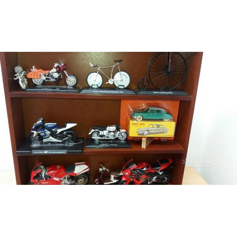 Modellini moto e bici e auto in vetrina di legno